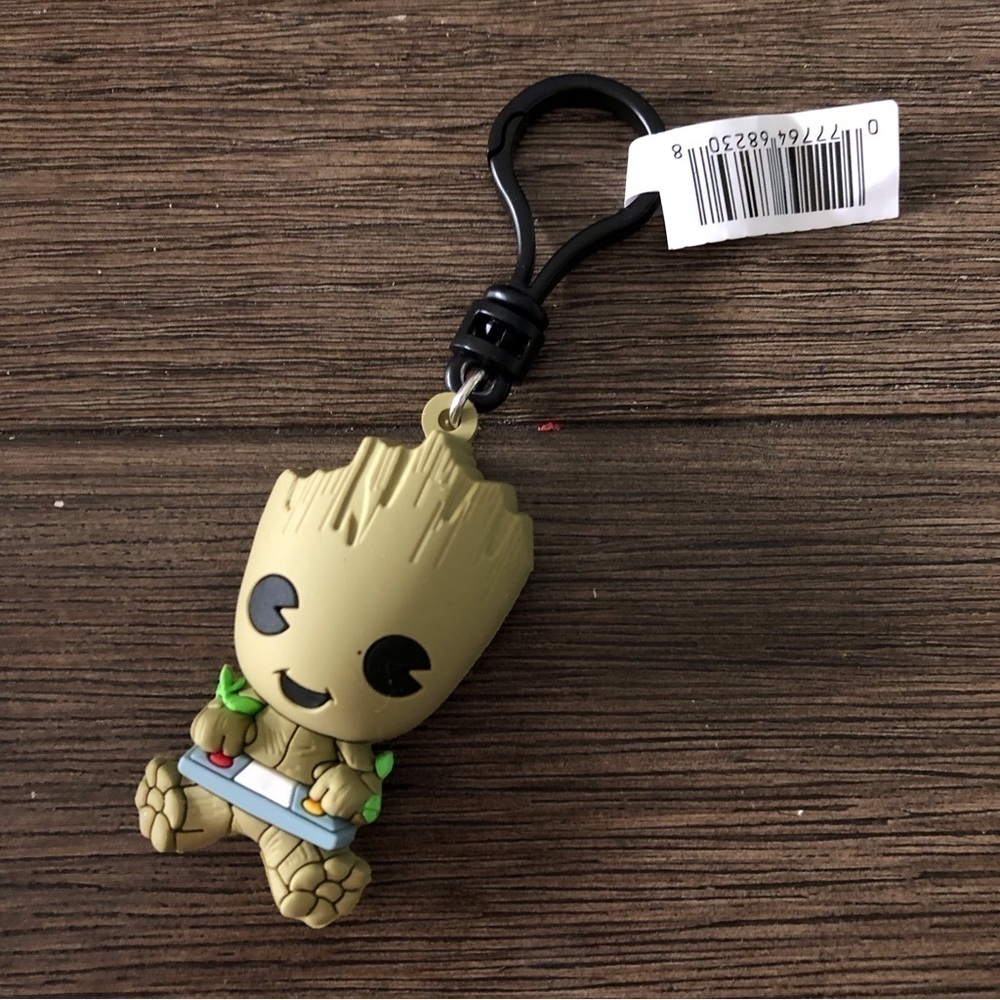 Marvel: Guardians of the Galaxy Blind Bag Clip: Groot playing video game